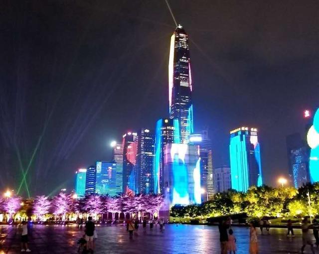 2019年深圳市灯光秀，从2019年9月20日开始至10月15日，每天晚上举行三场灯光表演
