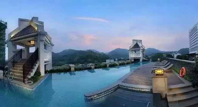 【西班牙美食狂欢】独家赠送维姿泉温泉水伴手礼~￥699起抢住碧泉空中温泉酒店-豪华双床房，享泡无限次含氡温泉+能量场，含双人自助早餐+双人西班牙主题自助晚餐！