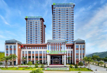 【新丰温德姆】新盟温德姆花园酒店999元/1间2晚或2间1晚精致园景大床房，含自助早餐+私家汤泉2池+公共汤泉+恒温泳池+游乐园+宵夜小吃+无限次奇幻乐园（可补差升级园景双床）