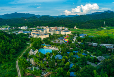 客家氧吧小众度假，夏日清凉值拉满！¥499起抢住河源叶园温泉酒店-豪华房，含2大1小无限次公共温泉+恒温泳池+水上乐园+自助早餐，赠送免费儿童城堡玩具乐园，打卡网红呐喊喷泉