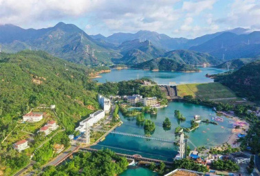 【江门·5A古兜温泉X山海度假酒店】升级不升价！送果园门票+水上乐园！叹新会陈皮汤泉＋世界罕见62个海洋温泉！含SPA干蒸，养生鱼疗体验～399元抢山海酒店双阳台房/观景房+自助早餐+无限次古兜温泉谷门票+特色鱼疗+开心果园+阳光水上乐园+泉情公园，住进大氧吧里
