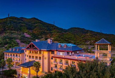 【五一专场限量抢购】含晚餐早订早惠~￥599起抢住从化宝藏温泉酒店-沄葳园凤凰楼客房，崇山峻岭间打卡庄园温泉，享2大1小早餐+晚餐！